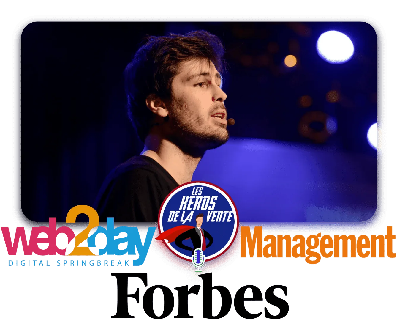 Yann Le Nen sur scène, entouré des logos des médias où il est intervenu : Forbes, Management, Web2day, Les Héros de la Vente